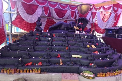  काठमाडौंको चन्द्रागिरिमा एउटै ढुङ्गामा १०८ शिवलिङ्ग र नागसहितको मूर्ति 